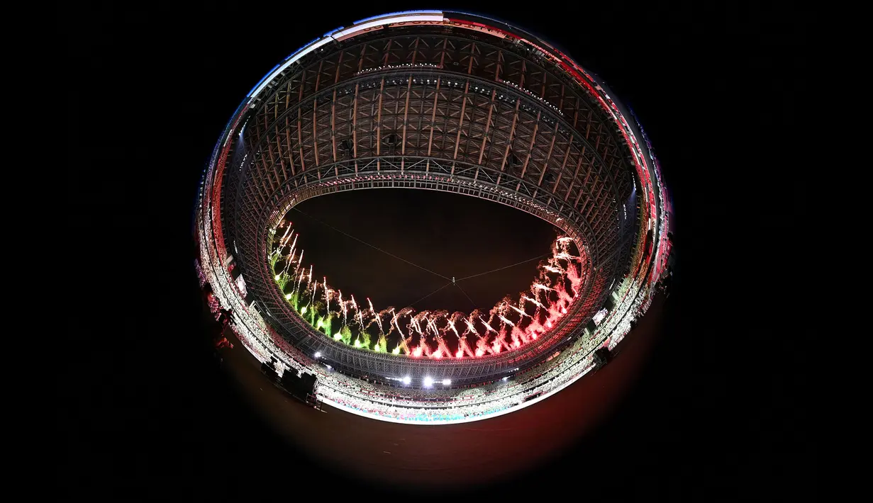 Gambar mata ikan ini menunjukkan kembang api yang menerangi langit pada awal upacara pembukaan Paralimpiade Tokyo 2020 di Stadion Olimpiade di Tokyo pada 24 Agustus 2021. (AFP/Philip Fong)