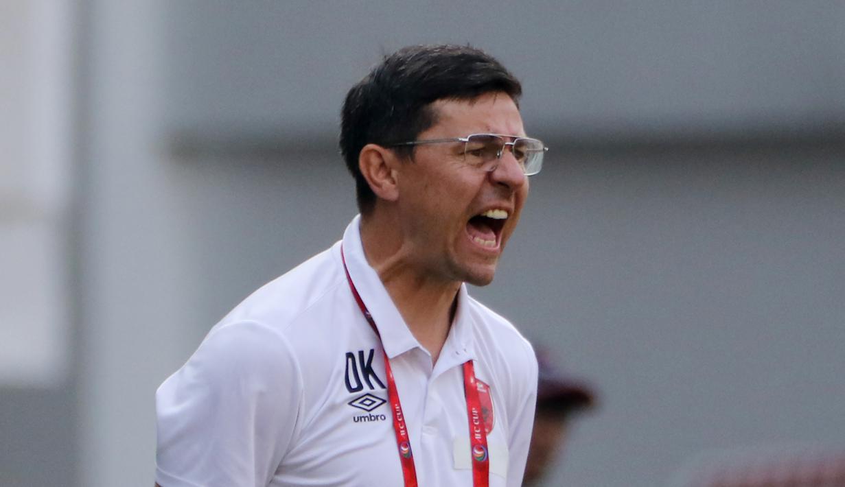 Pelatih PSM Makassar, Darije Kalezic, saat melawan Becamex Binh Duong pada laga semifinal Zona ASEAN Piala AFC 2019 di Stadion Pakansari, Rabu (26/6). PSM menang 2-1 atas Becamex Binh Duong. (Bola.com/M Iqbal Ichsan)