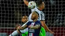 Pemain Paris Saint-Germain (PSG) Sergio Ramos (depan) berebut bola dengan pemain Juventus Arkadiusz Milik pada pertandingan sepak bola Grup H Liga Champions di Stadion Parc des Princes, Paris, Prancis, 6 September 2022. PSG mengalahkan Juventus dengan skor 2-1. (AP Photo/Thibault Camus)