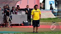 Pelatih Sriwijaya FC,  Benny Dollo memperhatikan anak asuhnya di pinggir lapangan saat laga SCM Cup 2015 di Stadion Haji Agus Salim, Padang, Minggu (18/1/2015). (Liputan6.com/Johan Tallo)