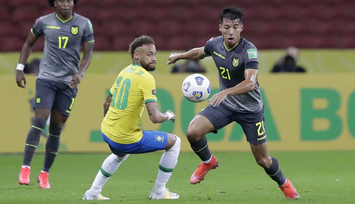 Striker Brasil, Neymar, berebut bola dengan pemain Ekuador, Alan Franco, pada laga Kualifikasi Piala Dunia 2022 Zona Amerika Selatan, Minggu (5/6/2021). Brasil menang dengan skor 2-1. (AP/Andre Penner)