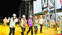 Presiden Jokowi didampingi sejumlah Menteri Kabinet Indonesia Maju, antara lain Menteri Koordinator Bidang Perekonomian Airlangga Hartarto dan Menperin Agus meresmikan pabrik smelter bijih nikel PT Gunbuster Nickel Industry (GNI).