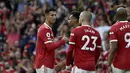 Penyerang Manchester United, Cristiano Ronaldo berjabat tangan dengan rekan-rekannya usai bertanding melawan Newcastle United pada pertandingan Liga Inggris di stadion Old Trafford, Sabtu (11/9/2021). Ronaldo mencetak dua gol dan mengantar MU menang atas Newcastle 4-1. (AP Photo/Rui Vieira)