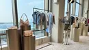 Siluet kasual dan semi formal tampak mendominasi dan memikat generasi yang lebih muda secara effortless. Sepertinya, Louis Vuitton ingin memberikan tampilan ringan dengan menyematkan detail-detail spesial yang tersembunyi. Seperti Monogram Emblème collection yang sekaligus merayakan 40 tahun material ini. / Foto: Fimela.com.