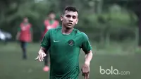 Pemain Timnas Indonesia U-19, Egy Maulana Vikri saatmengikuti latihan bersama rekan-rekannya di Lapangan NYTC-PSSI Sawangan, Rabu (1/3/2017). (Bola.com/Nicklas Hanatubun)