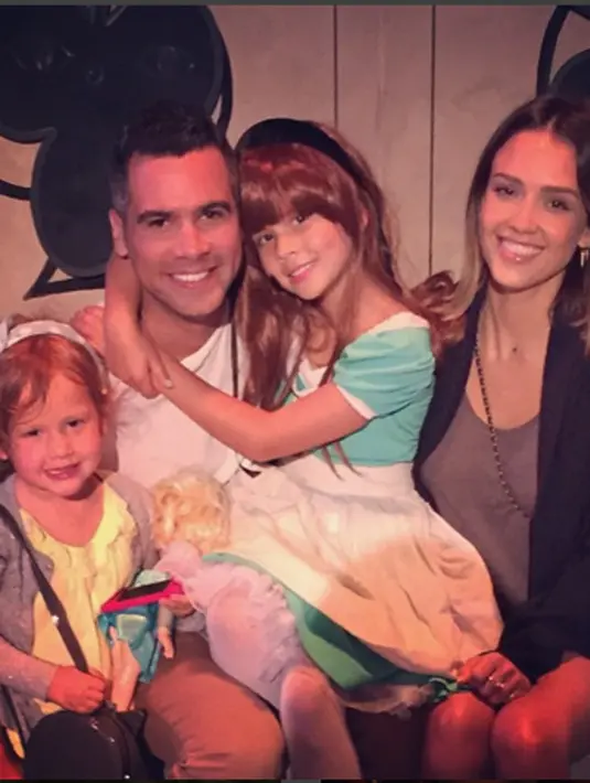 Honor Marie Warren dan Haven Garner. Anak dari Jessica Alba dan Cash Warren. Honor Marie memiliki arti kebajikan. Haven Garner dipilih karena ia lahir di kantung ketubannya. (via instagram/@cash_warren)