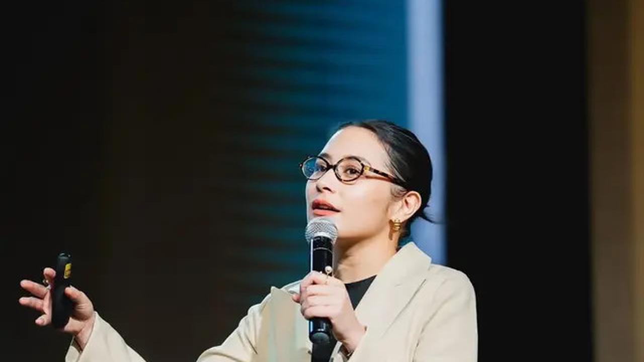 Resmi Jadi Dosen Tetap, Begini Gaya Mengajar Prilly Latuconsina yang Anggun dan Profesional