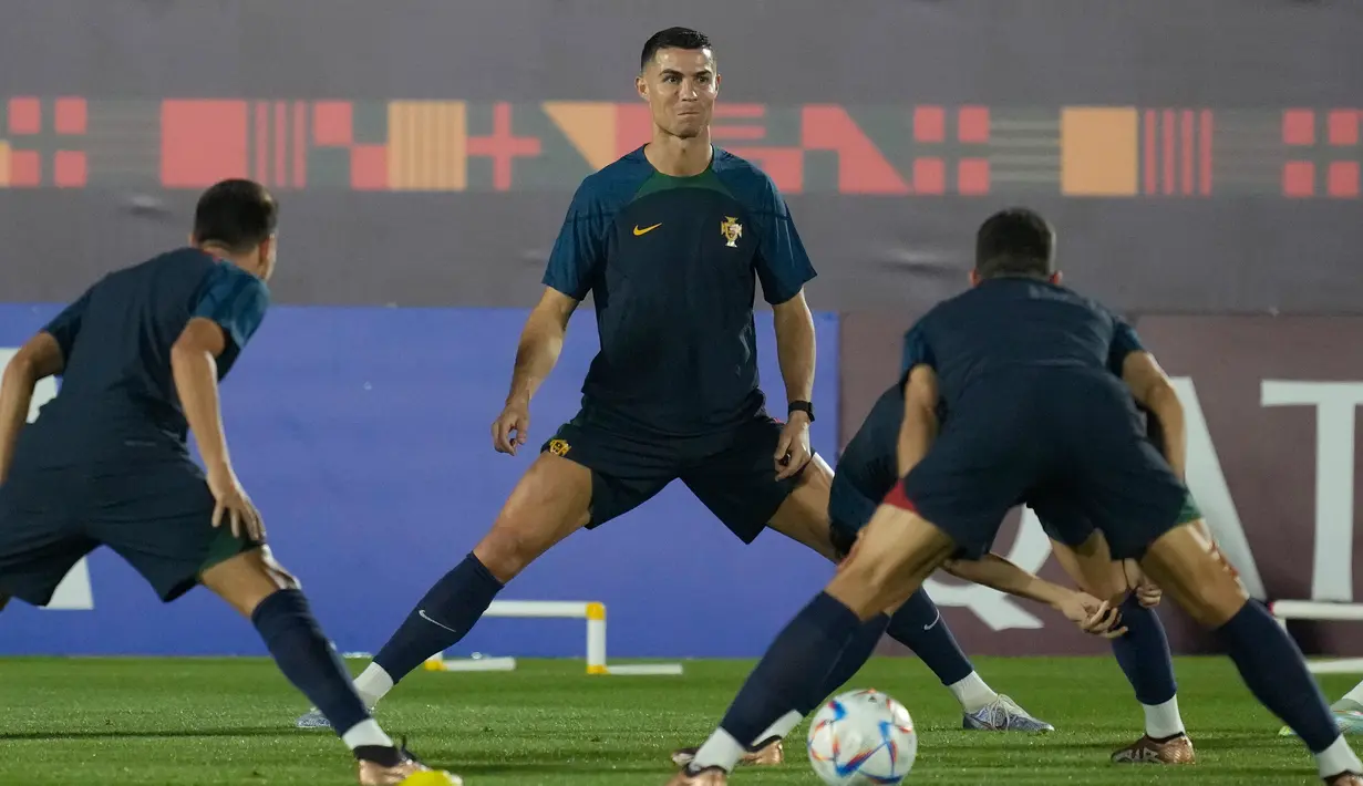Cristiano Ronaldo (tengah) melakukan pemanasan dengan rekan satu timnya selama pelatihan resmi Portugal menjelang pertandingan sepak bola Piala Dunia grup H antara Portugal dan Ghana di tempat pelatihan Al Shahaniya SC, Al Shahaniya, Qatar, Rabu (23/11/2022). Setelah melawan timnas Ghana, Portugal akan berhadapan dengan Uruguay dan Korea Selatan. (AP Photo/Lee Jin-man)