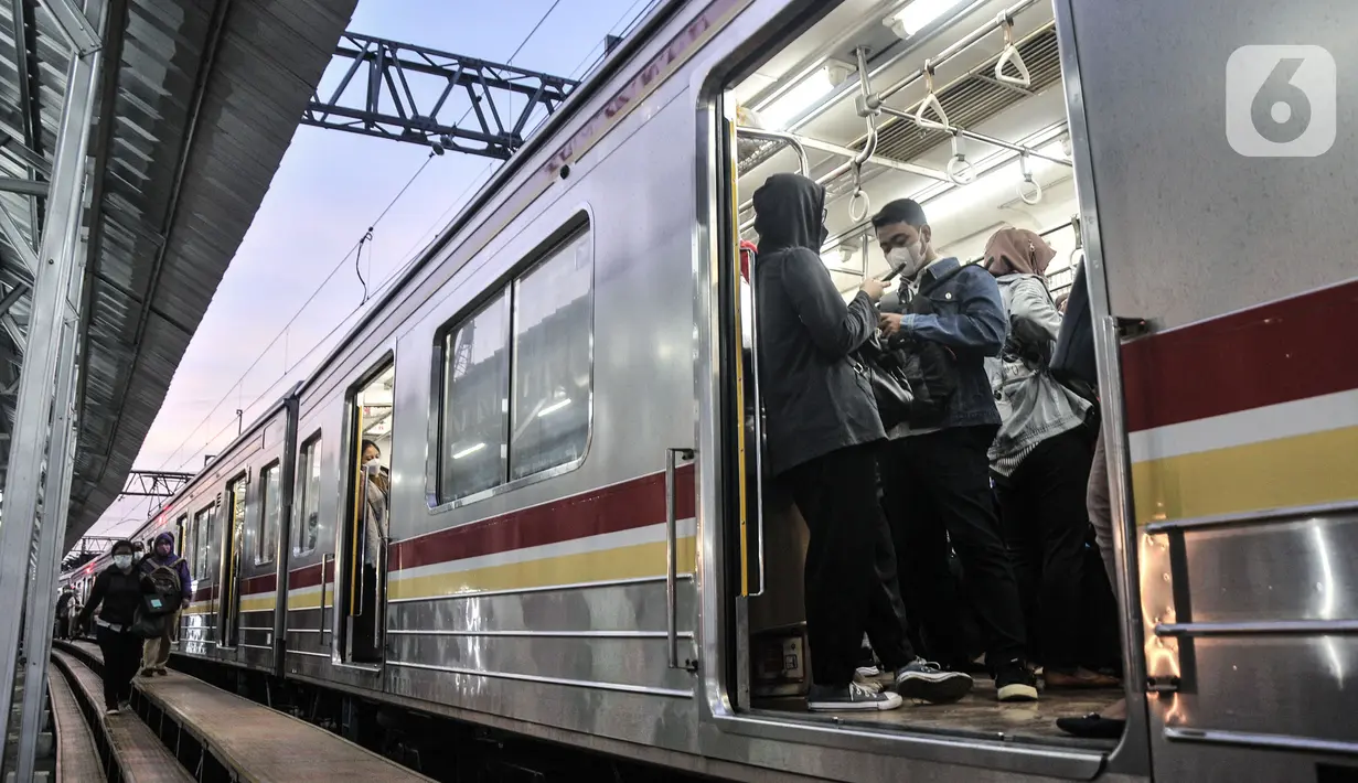 Pekerja menggunakan KRL saat jam pulang di Stasiun Manggarai, Jakarta, Senin (27/12/2021). Pemprov DKI resmi menetapkan upah minimum provinsi (UMP) 2022 naik 5,1 persen atau menjadi Rp4.641.854. (merdeka.com/Iqbal S Nugroho)