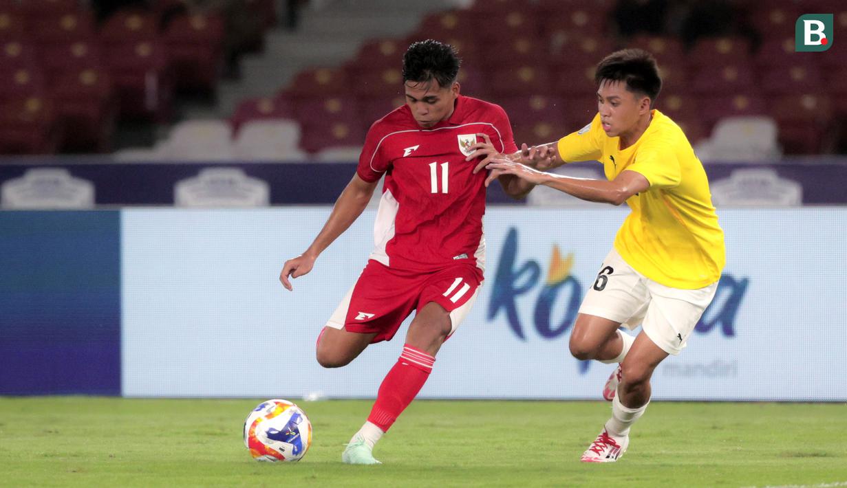 Pemain Timnas Indonesia U-23, Rahmat Arjuna Reski (kiri) berebut bola dengan pemain Brunei, Muhd Irfan Abdullah dalam laga Grup A Piala AFF U-23 2025 di Stadion Utama Gelora Bung Karno (SUGBK), Senayan, Jakarta, Selasa (15/07/2025). (Bola.com/Abdul Aziz)