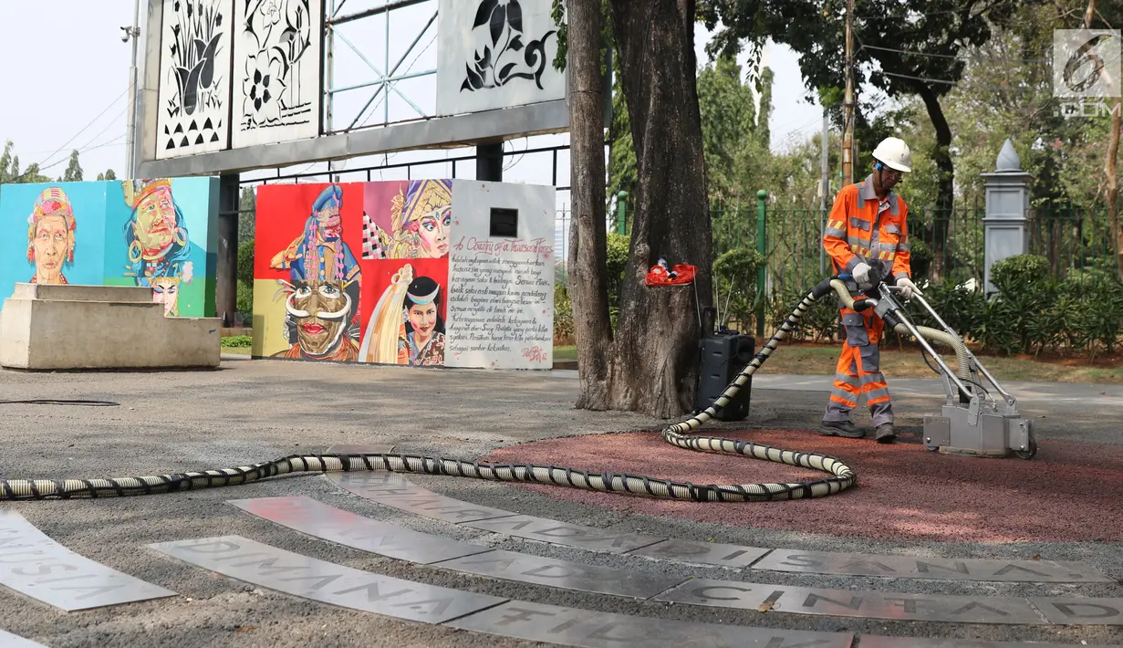Petugas menggunakan alat ThruKlin untuk membersihkan beton berpori di area Taman Pandang Istana, Jakarta, Kamis (2/8). Alat pembersih ThruCrete atau beton berpori ini diujicoba penggunaannya. (Liputan6.com/Helmi Fithriansyah)