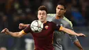Penyerang Roma, Stephan El Shaarawy, menahan bola saat dijaga bek Real Madrid, Raphael Varane. Meskipun berstatus sebagai tamu namun Real Madrid lebih menguasai jalannya pertandingan. (AFP/Filippo Monteforte) 