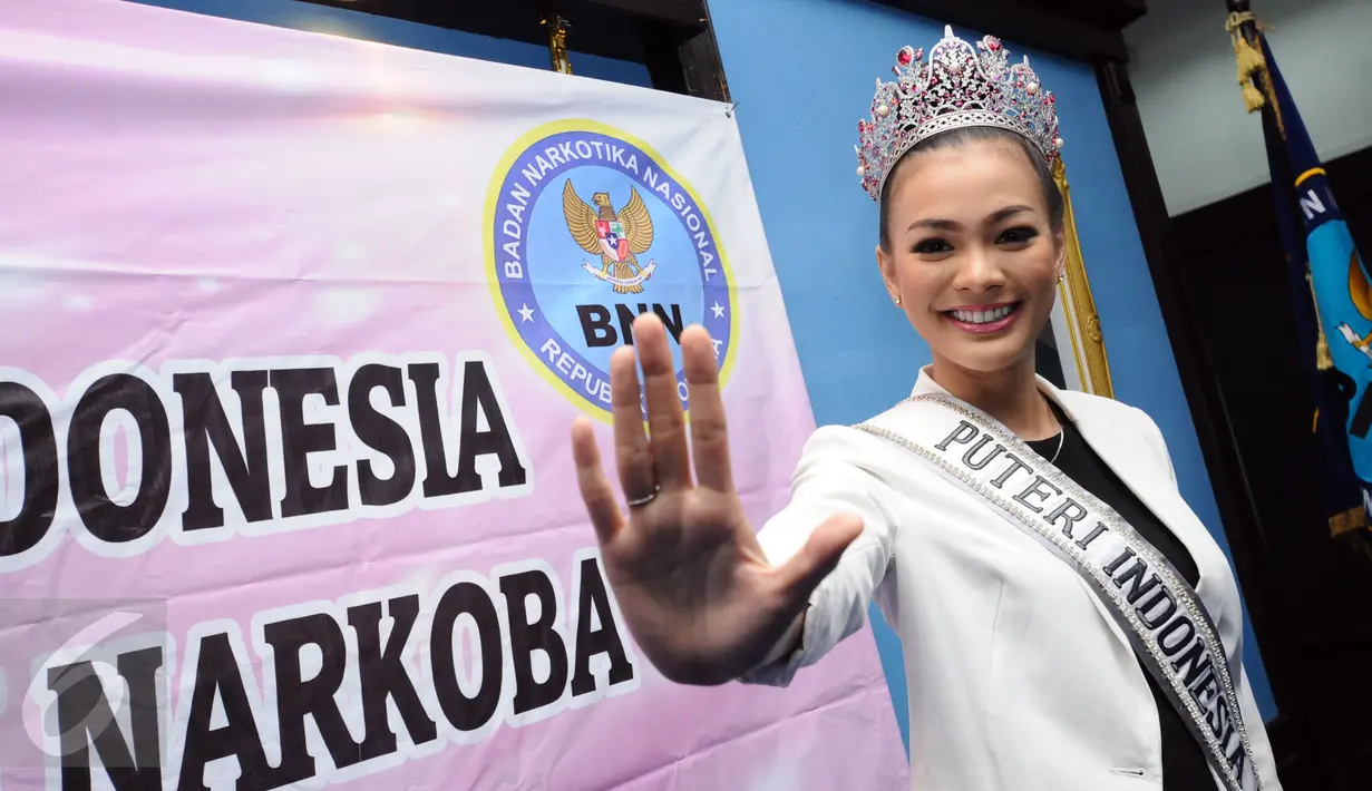 Puteri Indonesia 2016, Kezia Rislin C Warouw berpose usai pembekalan anti narkoba oleh Kepala  BNN, Budi Waseso di Jakarta, Senin (27/3). BNN memberikan pembekalan anti narkotika kepada 38  finalis Puteri Indonesia 2017. (Liputan6.com/Helmi Fithriansyah)