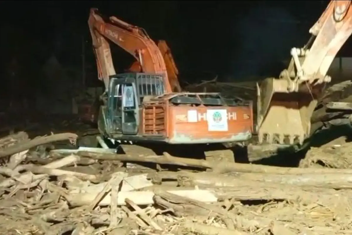 Kementerian Kehutanan (Kemenhut) mempercepat upaya pembersihan tumpukan kayu limbah bencana banjir dan material lumpur di sejumlah wilayah terdampak banjir di Sumatra bersama dengan kementerian/lembaga lain serta masyarakat setempat (kehutanan.go.id)