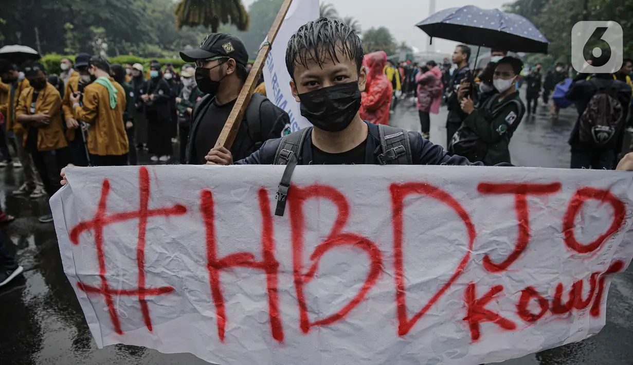 Aliansi BEM Seluruh Indonesia (BEM SI) membentangkan spanduk saat aksi peringatan evaluasi 2 tahun Kabinet Indonesia Maju di Kawasan Patung Kuda, Jakarta, Kamis (21/10/2021). Aksi itu bentuk penyampaian aspirasi dan kritik atas kinerja pemerintahan Jokowi - Ma'ruf Amin. (Liputan6.com/Faizal Fanani)