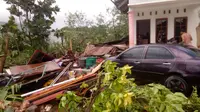 Sebanyak 19 rumah di kelurahan Penfui, Kota Kupang rusak diterjang angin puting beliung, Kamis (28/2/2019). (Liputan6.com/Ola Keda)