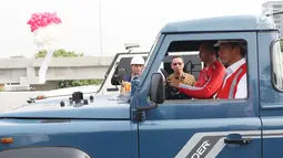 Presiden Joko Widodo (Jokowi) berada di dalam mobil jip seusai meresmikan jalan Tol Bekasi-Cawang-Kampung Melayu (Becakayu), Jumat (3/11). Bersama rombongan, Jokowi konvoi menjajal ruas tol Becakayu tersebut. (Liputan6.com/Angga Yuniar)