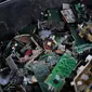 Beberapa sampah PCB dari komponen perangkat elektronik dari proses pemilihan di kawasan Bantargebang, Kota Bekasi. (Gempur M Surya/Liputan6.com)