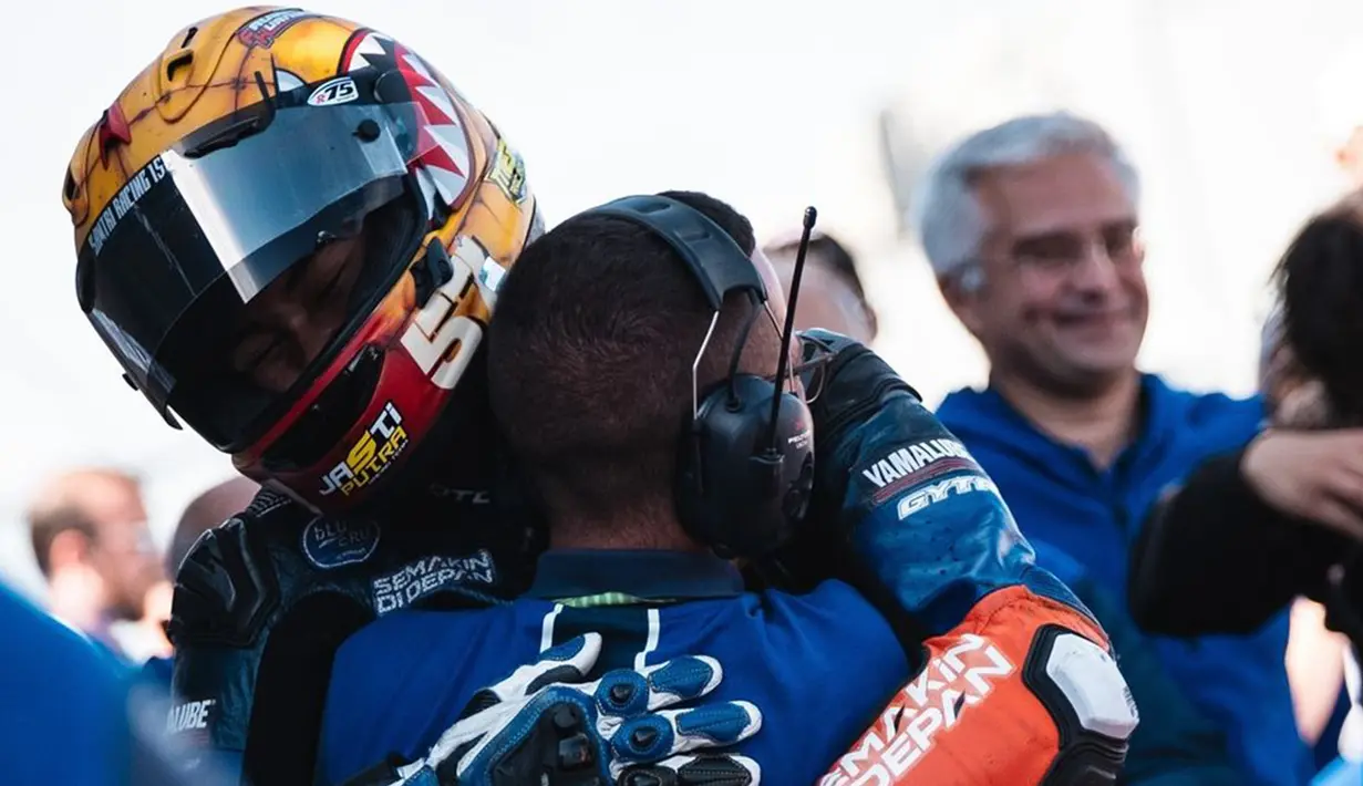 Aldi Satya Mahendra mendapat pelukan hangat dari salah satu rekan setimnya, Tim BrCorse Yamaha, di Sirkuit Jerez, Minggu (20/10/2024) sore WIB. (Instagram Aldi Satya Mahendra)