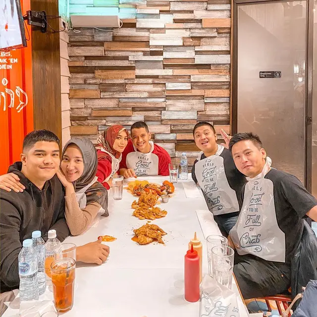 6 Potret Keluarga Citra Kirana dan Erica Putri, Kakak Adik yang Kompak