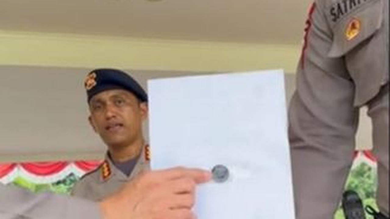 Taruni dalam video kemudian diminta untuk menunjukkan kemampuan menembaknya.