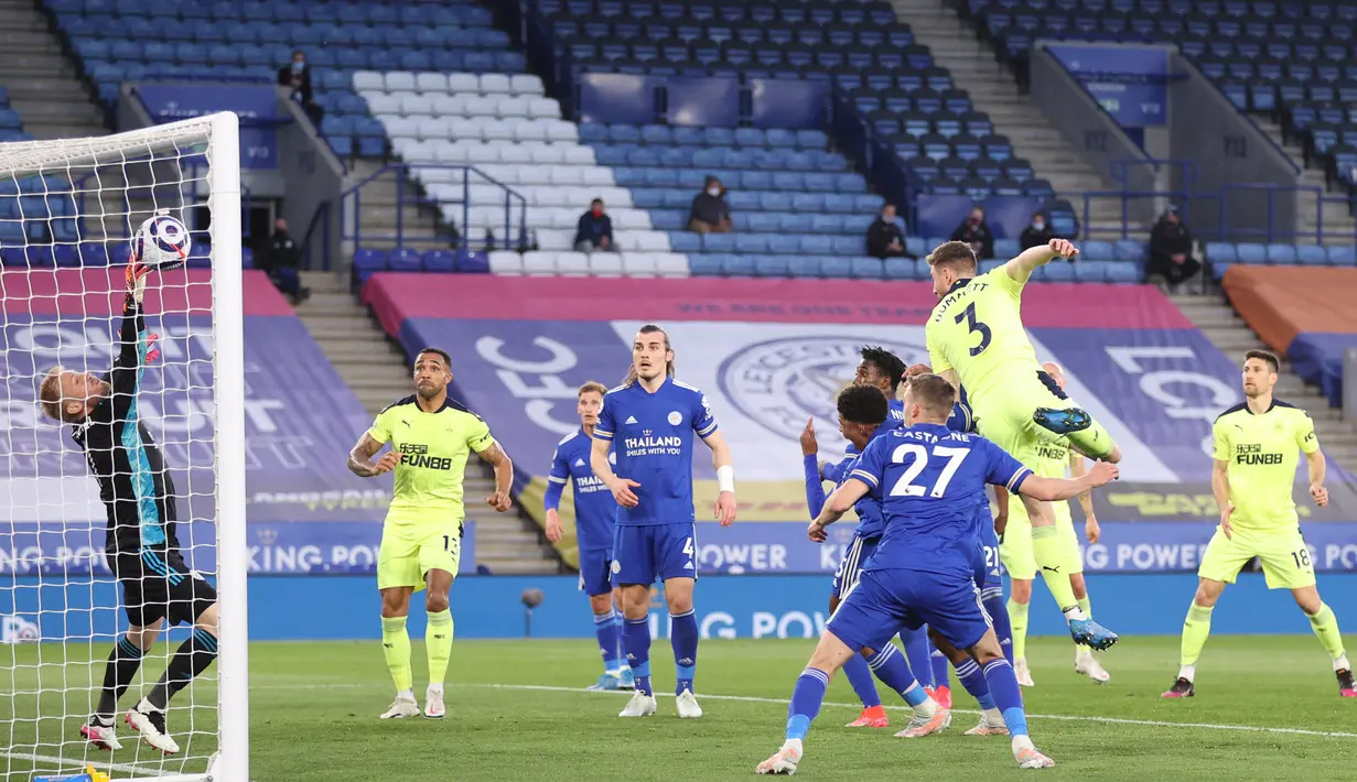 Bek Newcastle United, Paul Dummett (kanan) menyundul bola saat mencetak gol ke gawang Leicester City pada pertandingan lanjutan Liga Inggris di Stadion King Power di Leicester, Inggris, Sabtu (8/5/2021). Dengan kemenangan ini, Newcastle berada di posisi 13 dengan 39 poin. (AFP/Pool/Alex Pantling)