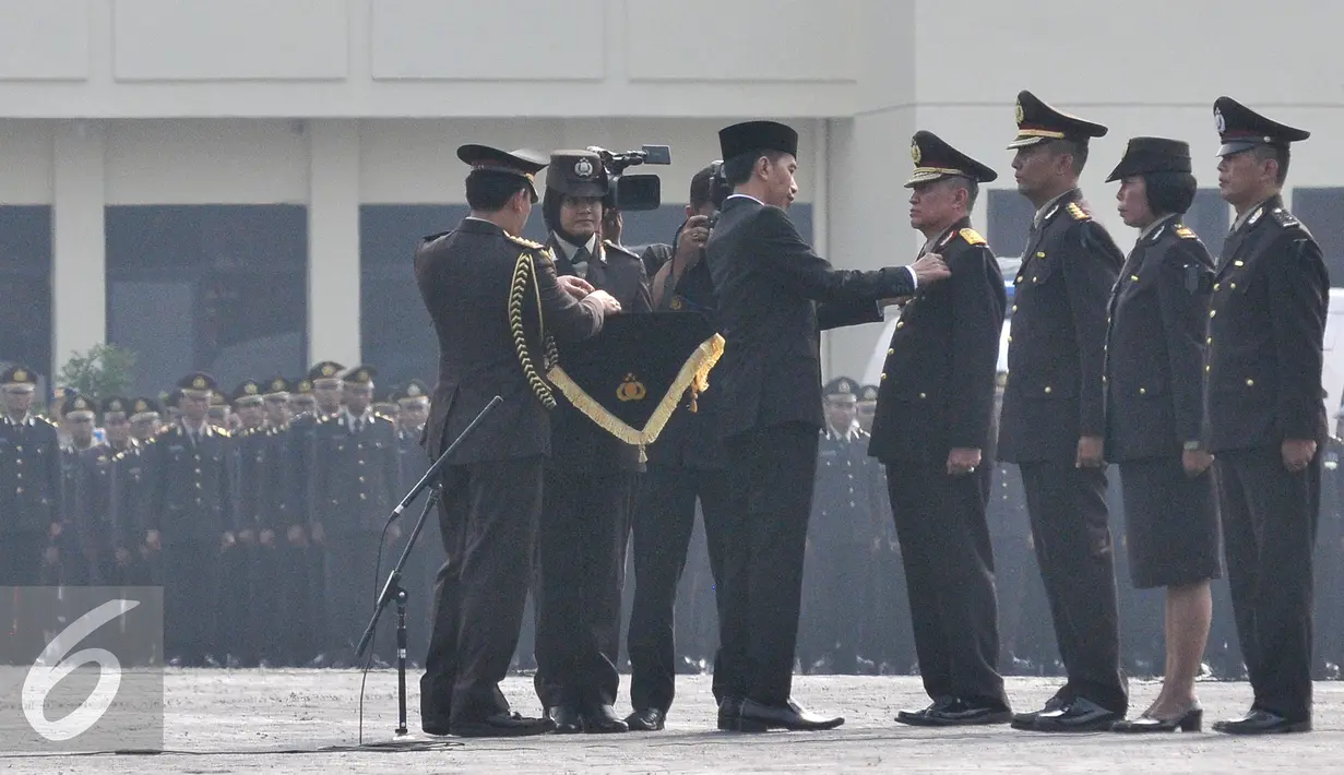 Presiden Joko Widodo memberi penghargaan bintang bhayangkara nararya ke sejumlah anggota polisi saat HUT Bhayangkara Polri ke-69 di Mako Brimob, Jakarta, Rabu (1/7/15). (Liputan6.com/Herman Zakharia)