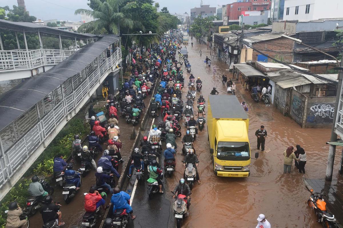 FOTO: Ratusan Pemotor Antre Menembus Banjir di Jalan Daan Mogot Jakbar