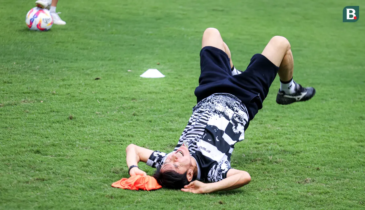 <p>Pelatih Timnas Indonesia, Shin Tae-yong dalam sesi latihan perdana Timnas Indonesia di Lapangan B Gelora Bung Karno, Senayan, Jakarta, Selasa (28/5/2024) jelang menghadapi serangkaian laga uji coba dan kualifikasi Piala Dunia 2026. (Bola.com/Bagaskara Lazuardi)</p>