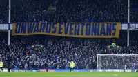Suporter Everton membentangkan banner dalam laga lanjutan Piala FA 2024/2025 melawan Bournemouth di Goodison Park, Liverpool, Inggris, Minggu (09/02/2025) WIB. (AP Photo/PA/Peter Byrne)