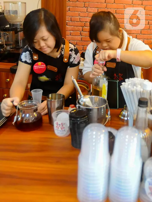 Penyandang down syndrome meracik kopi untuk pengunjung di Kopi Kamu, Kebayoran Baru, Jakarta Selatan, Selasa (5/12/2023). (merdeka.com/Arie Basuki)
