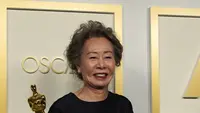 Yuh-Jung Youn, pemenang penghargaan untuk Aktris Pendukung Terbaik dalam film Minari berpose di ruang pers Oscar di Union Station di Los Angeles, Minggu (25/4/2021). Perempuan 73 tahun itu memastikan dirinya jadi aktis Korea pertama yang berhasil meraih Piala Oscar. (AP Photo/Chris Pizzello, Pool)