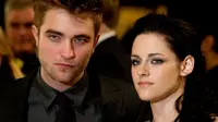 Robert Pattinson disebut-sebut ingin mencoba kembali kisha cintanya yang telah kandas dengan Kristen Stewart. Benarkah itu? (Hollyscoop/YouTube)