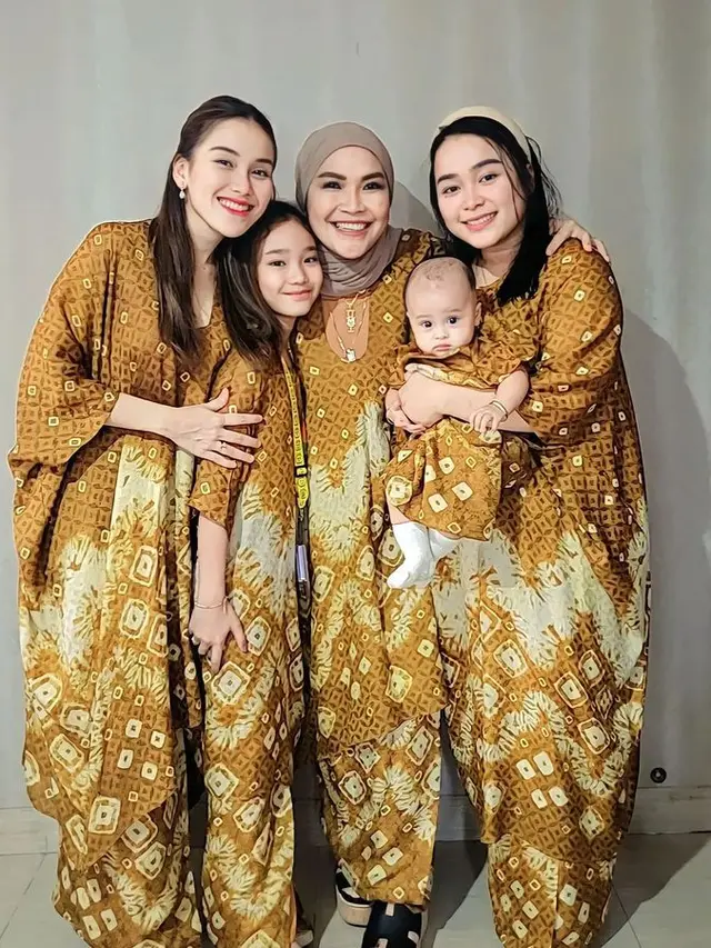 Baju Lebaran 2023 Keluarga Ayu Ting Ting
