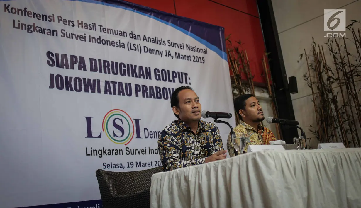 Peneliti LSI Denny JA, Ikrama Masloman dan M Khotib merilis survei bertajuk 'Siapa Dirugikan Golput: Jokowi atau Prabowo?,  Jakarta, Selasa (19/3). Jokowi-Maruf dirugikan jika golput terjadi di wong cilik dan moderat muslim. (Liputan6.com/Faizal Fanani)