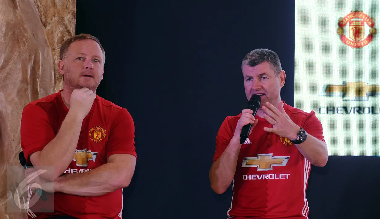 <p>Legenda Manchester United David May (kiri) dan Denis Irwin menjawab pertanyaan jelang pemberian hadiah Chevrolet Fan Club 2017 di Jakarta, Jumat (17/3). Empat pemenang berhak hadiah perjalanan ke Stadion Old Trafford. (Liputan6.com/Helmi Fithriansyah)</p>