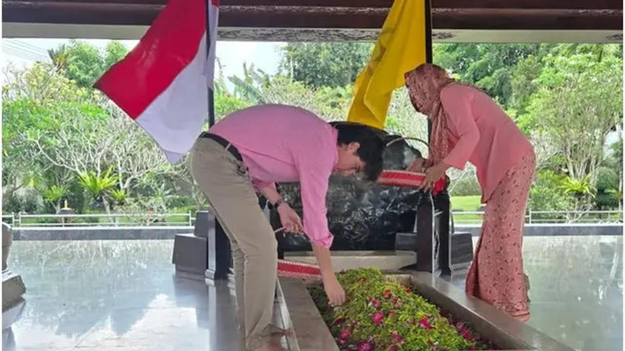 Potret Kartika Sari Dewi dan Kiran Ziarah Makam Soekarno di Blitar, Kompak Berbusana Pink