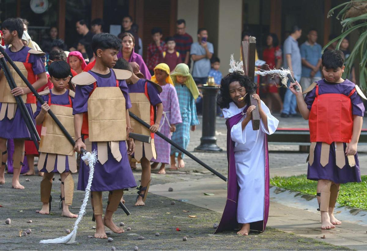 Anak-anak tampilkan drama penyaliban Yesus Kristus saat peringati Jumat Agung