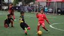 Seorang anak berusaha mengecoh lawannya saat laga Liga Bola Indonesia. Sementara itu klub Ragunan berada pada posisi kedua klasemen U-9. (Bola.com/Vitalis Yogi Trisna)