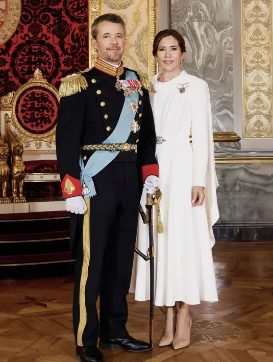 King Frederik X, dan Queen Mary tampil begitu bersahaja. Queen Mary mengenakan dress beige dengan aksen sayap flowy yang begitu sempurna.  [Foto: Instagram/ royal.children]
