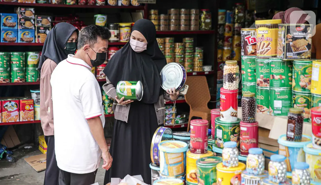 <p>Calon pembeli memilih kue kering dalam kemasan di lapak penjual kue musiman di Jalan Raya Bogor Km. 26, Jakarta, Sabtu (30/4/2022). Menurut pedagang penjualan kue kering kemasan di kawasan itu meningkat menjelang Lebaran. (Liputan6.com/Faizal Fanani)</p>