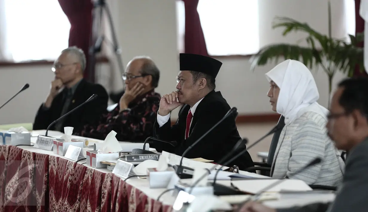  Suasana saat  melakukan wawancara terbuka di Auditorium Komisi Yudisial, Jakarta, Senin (20/6). Sebanyak  15 calon hakim agung dan empat calon Hakim Ad Hoc Tipikor‎ mereka akan menjalani serangkaian tes wawancara. (Liputan6.com/Faizal Fanani)