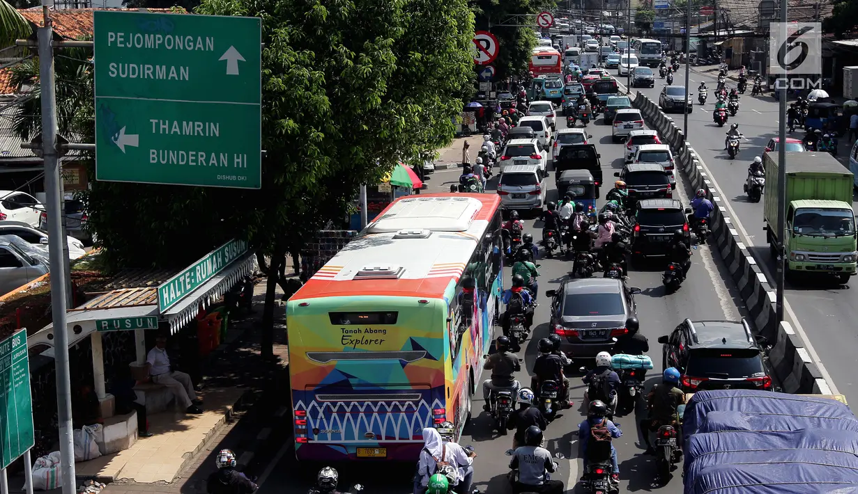 Bus Transjakarta Tanah Abang Explorer melintasi Jalan KH. Mas Mansyur, Tanah Abang, Jakarta, Jumat (2/2). Bus Transjakarta Tanah Abang Explorer masih tetap beroperasi dengan rute yang berbeda, yakni melalui Jalan KH. Mas Mansyur. (Liputan6.com/JohanTallo)