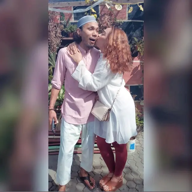 7 Potret Kebersamaan Norman Kamaru dan Istri Tampil dalam Busana Muslim