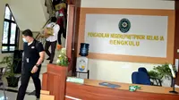 Tim penyidik KPK melakukan penggeedahan di 4 ruangan Pengadilan Negeri Tipikor Bengkulu selama 7 jam terkait OTT Hakim Suryana (Liputan6.com/Yuliardi Hardjo)