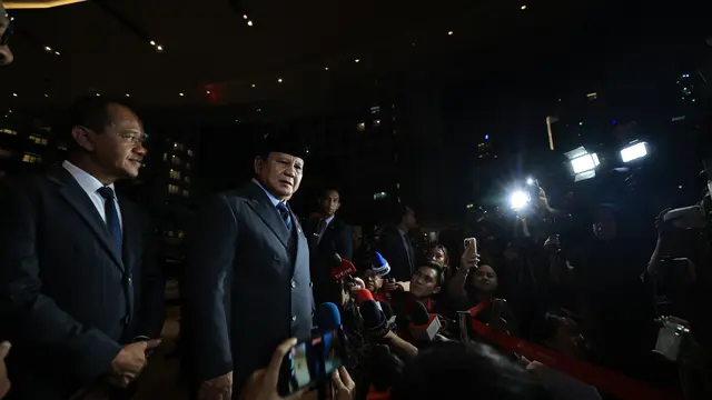 Presiden Prabowo Subianto didampingi Menteri ESDM Bahlil Lahadalia saat menjawab pertanyaan awak media usai menghadiri pesta resepsi pernikahan El Rumi dan Syifa Hadju.