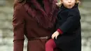 Ini adalah hari Natal kali kedua untuk Puteri Charlotte. Kayaknya ia dan Kate Middleton senang baget memakai baju dengan warna yang senada ya! (Getty Images/Cosmopolitan)