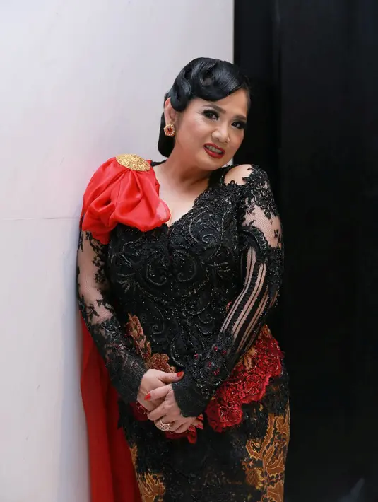 Vina Panduwinata menyebut artis Titiek Puspa sebagai salah satu pahlawan yang mengharumkan bangsa lewat talentanya di bidang musik. (Galih W. Satria/Bintang.com)