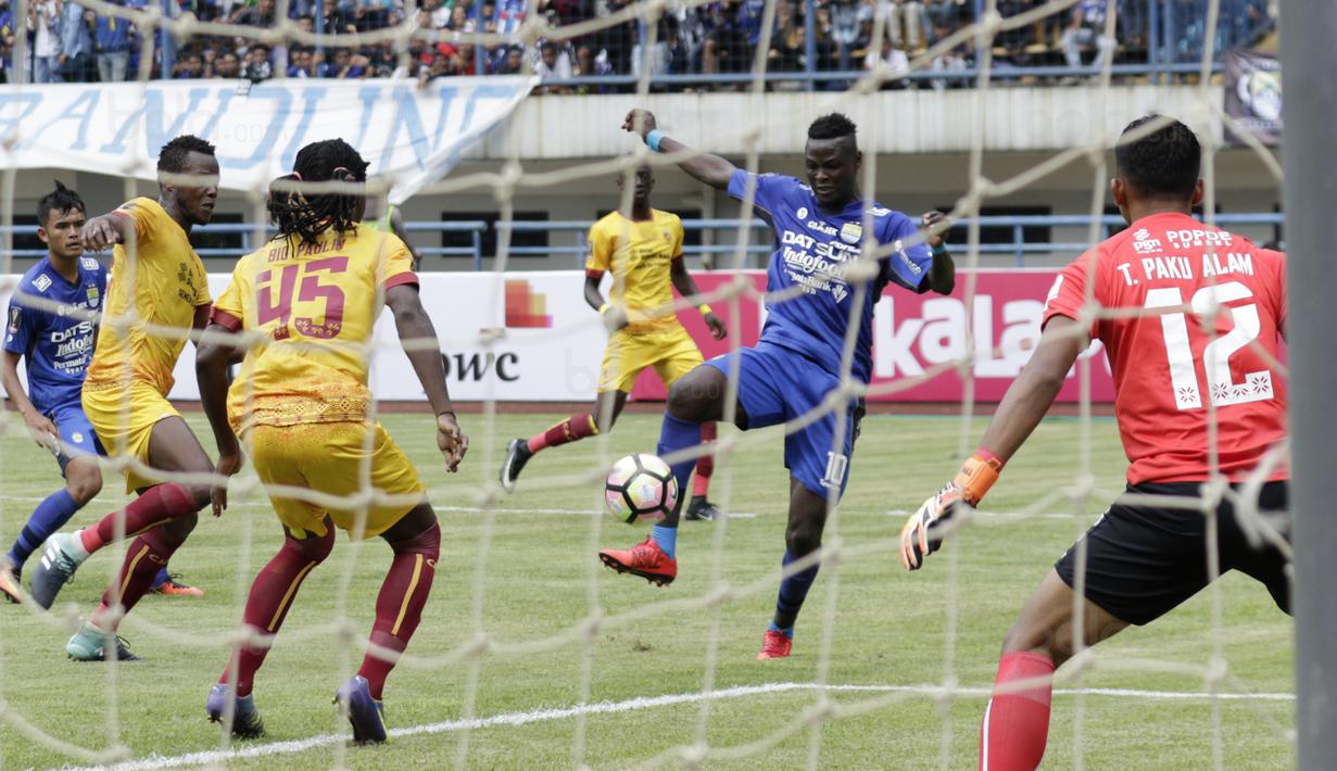 Striker Persib, Ezechiel Ndouassel, melepaskan tendangan ke gawang Sriwijaya FC pada laga Piala Presiden di Stadion GBLA, Bandung, Selasa (16/1/2018). Persib menang 1-0 atas Sriwijaya FC. (Bola.com/M Iqbal Ichsan)