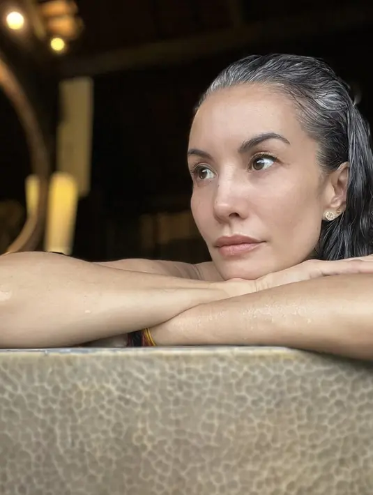 Punya kecantikan natural, Nadya Hutagalung tampil statement dengan rambut beruban. Tampilan ini oancarkan kecantikan alaminya. [Foto: Instagram/ Nadya Hutagalung]